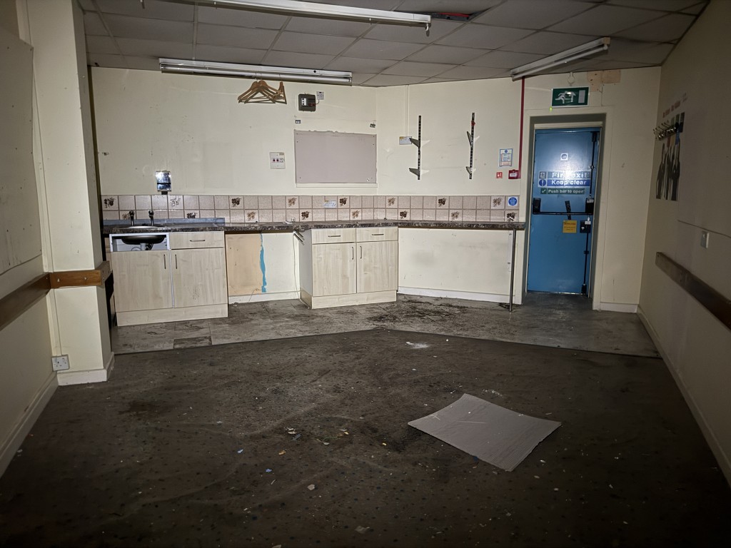 Lot: 29 - SUBSTANTIAL CITY CENTRE FREEHOLD COMMERCIAL BUILDING WITH INCOME AND ASSET MANAGEMENT POTENTIAL - staff kitchen